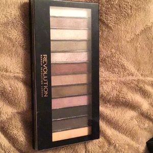 Makeup Revolution Romantic Smoked palette